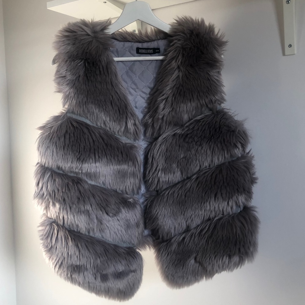 Rebellious Fashion faux fur gilet in grey